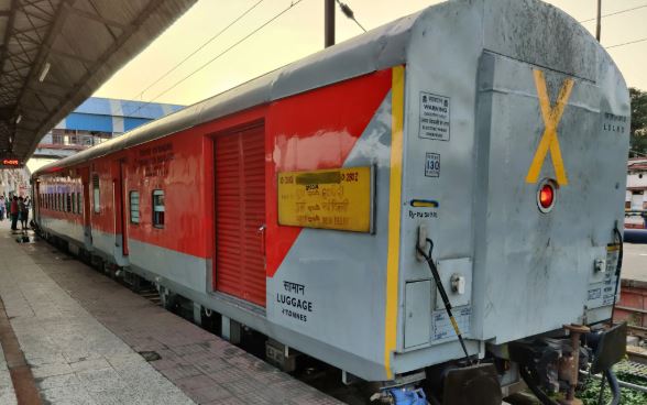 what is slr coach in train know passengers allowed or not