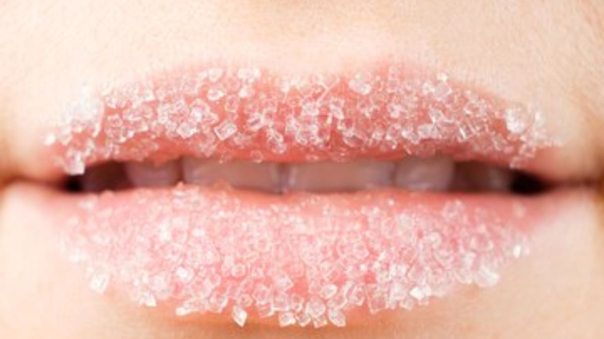 sugar scrub to fix dry cracked lips (1)