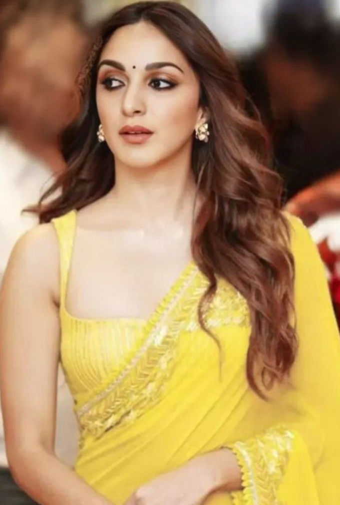 kiyara adwani blouse design for lohri