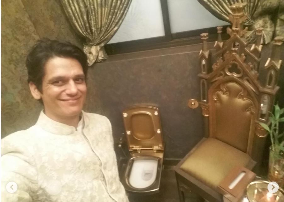 2016 trend bollywood actor vijay varma share golden toilet photos went viral