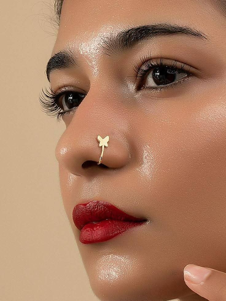 professional look ke liye nose pin