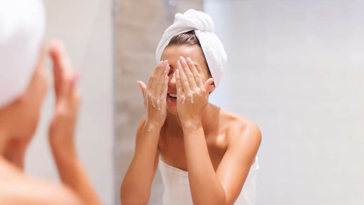 क्या आपको भी है 'डबल क्लींजिंग' की जरूरत? डॉक्टर प्रियंका से जानें इसके बारे में सब कुछ