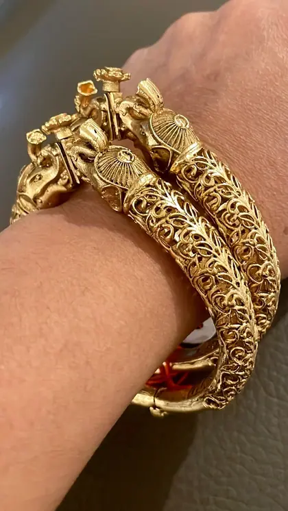 gold kangan designs for women in 22 carat