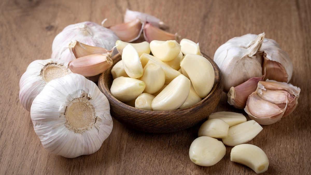 Peeling garlic hack without knife