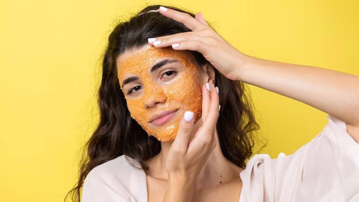 Turmeric and Besan Face Pack: स्प्रिंग सीजन में मेरी तरह आप भी ट्राई करें हल्दी और बेसन का ये फेस पैक, बेजान त्वचा में भी आ जाएगा निखार
