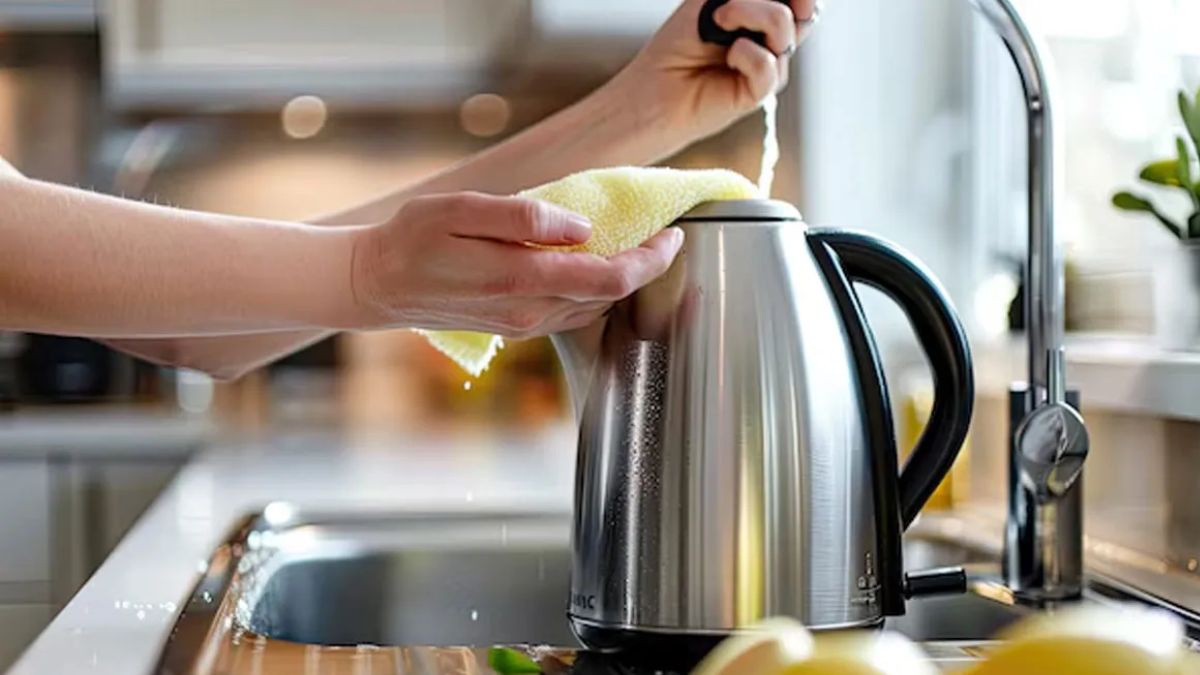 Electric Kettle के अंदर जमी सफेद परत से हैं परेशान, तो स‍िर्फ इस ए‍क ट्रिक्स से नए जैसा चमकाएं
