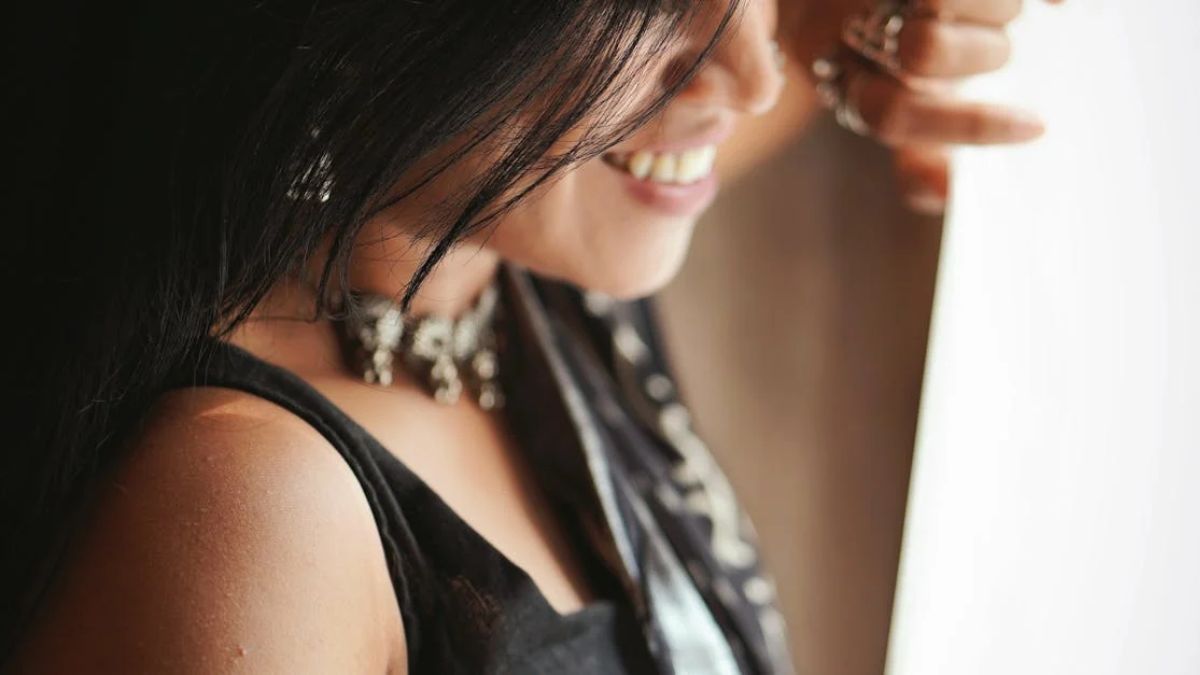 contrast blouse ideas for black saree (1)