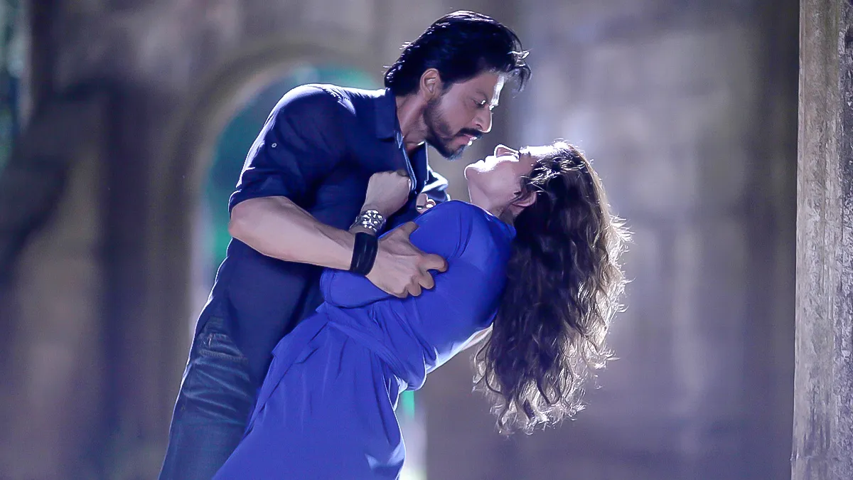 when shahrukh khan accidently kissed kajol during dance rehearsal of film dilwale