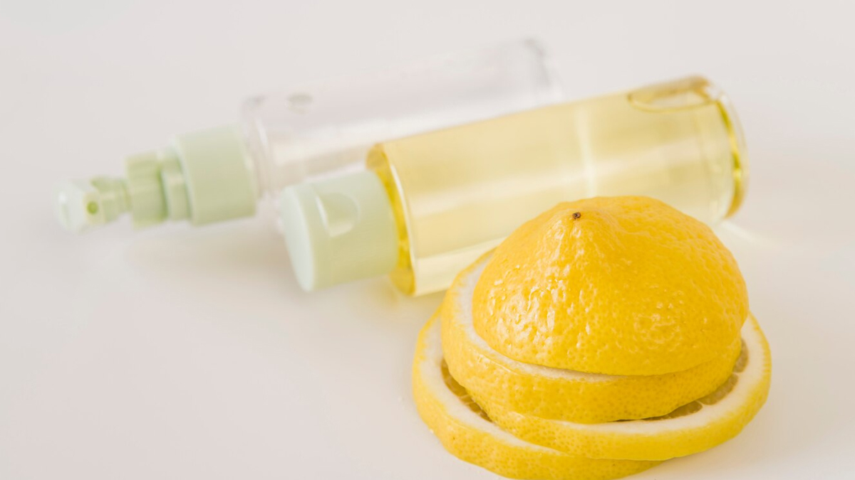 केमिकल वाले स्प्रे से पाएं छुटकारा, नींबू के छिलकों से घर को दें लेमन की फ्रेश खुशबू; बनाने का तरीका है बेहद आसान