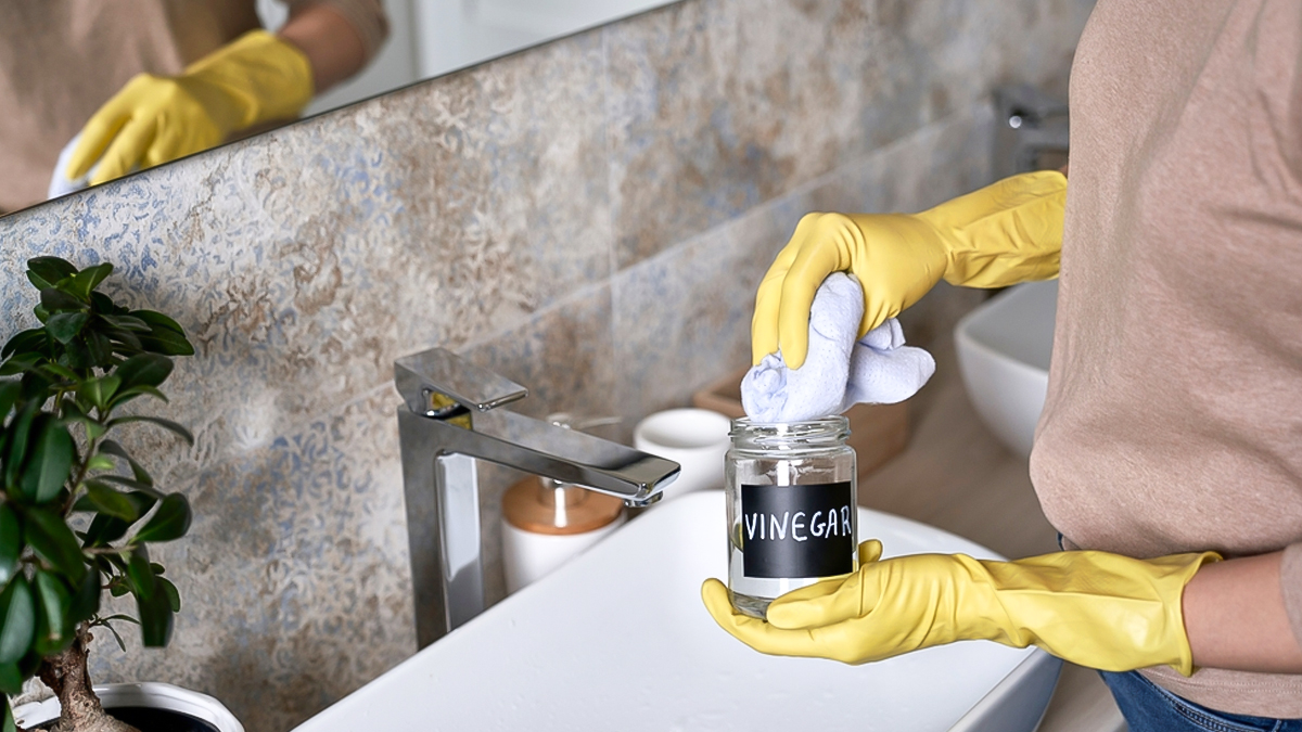 cleaning basin with vinegar