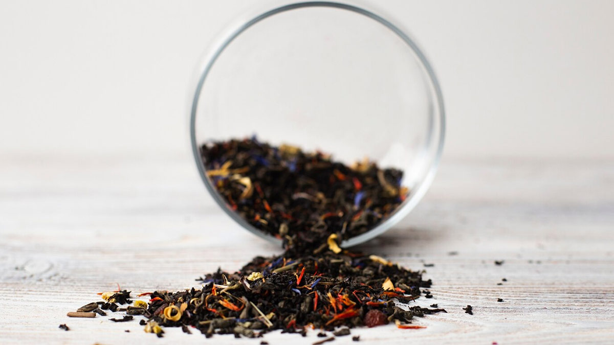 clean kadai with tea leaves