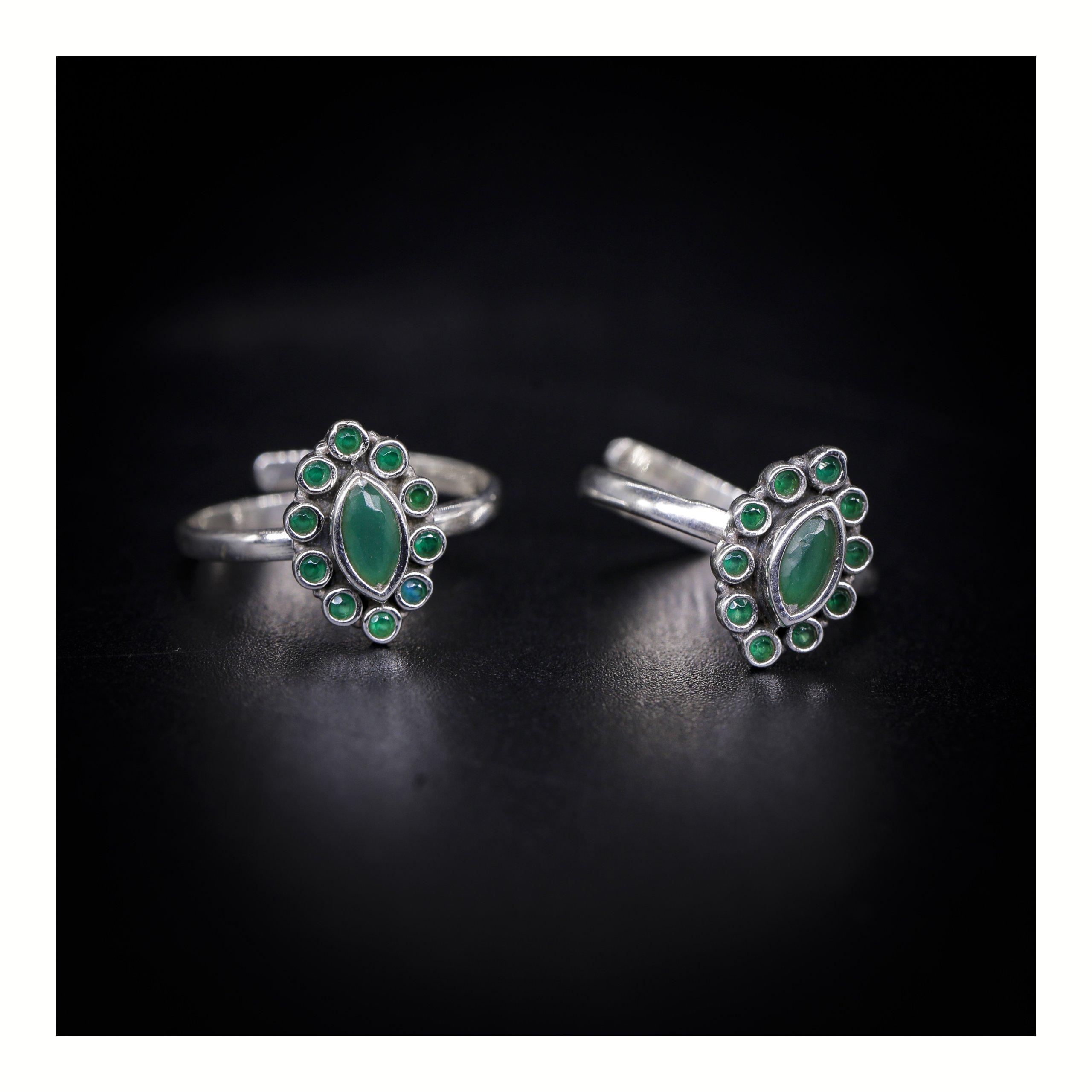 silver toe ring with emerald stone