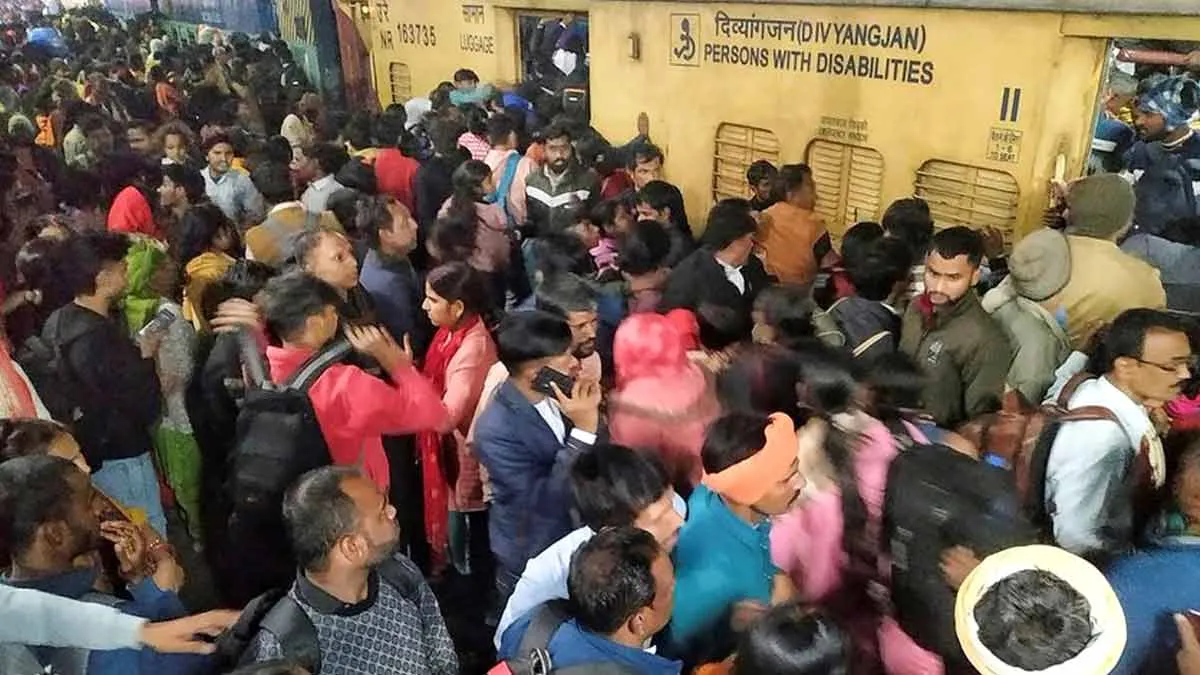 new delhi to anand vihar holi travel guide before going to railway station