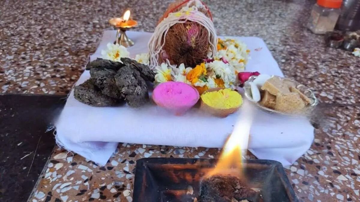 when to donate ancestors clothes on holi