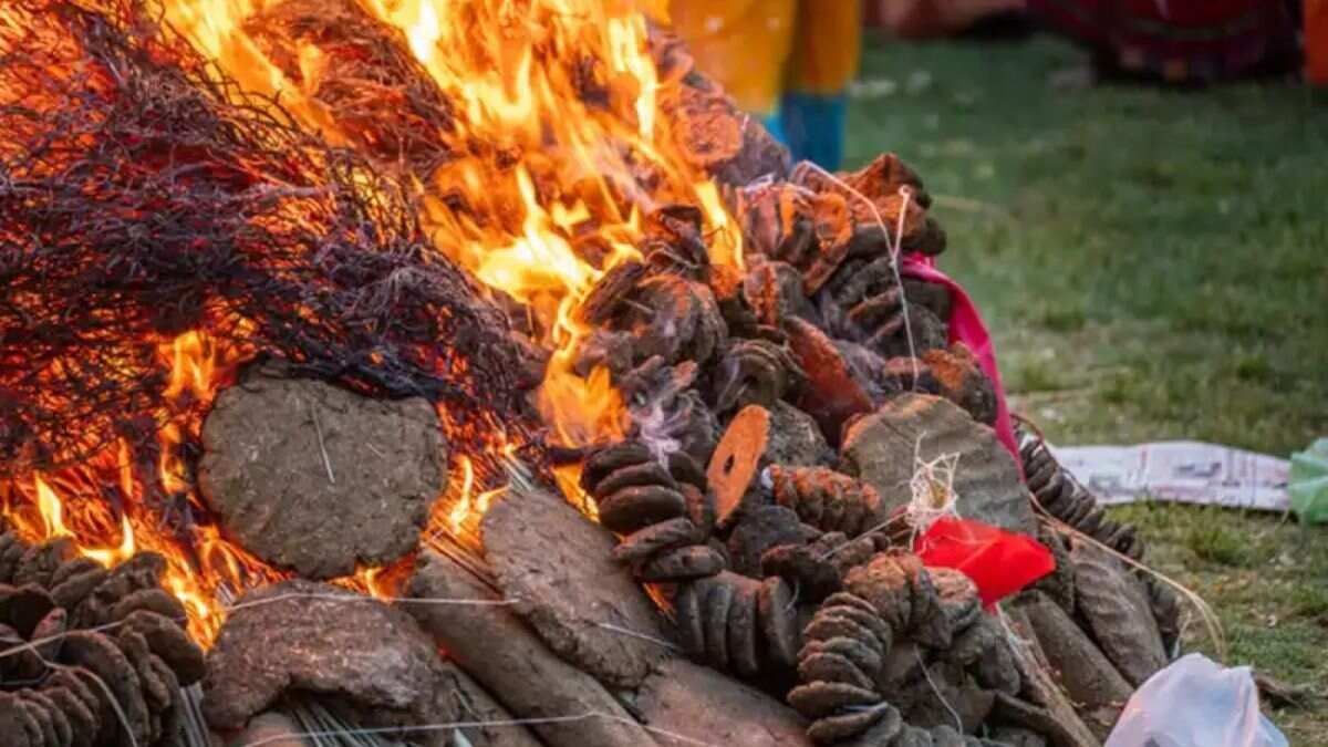 where should be holika dahan ash kept at home