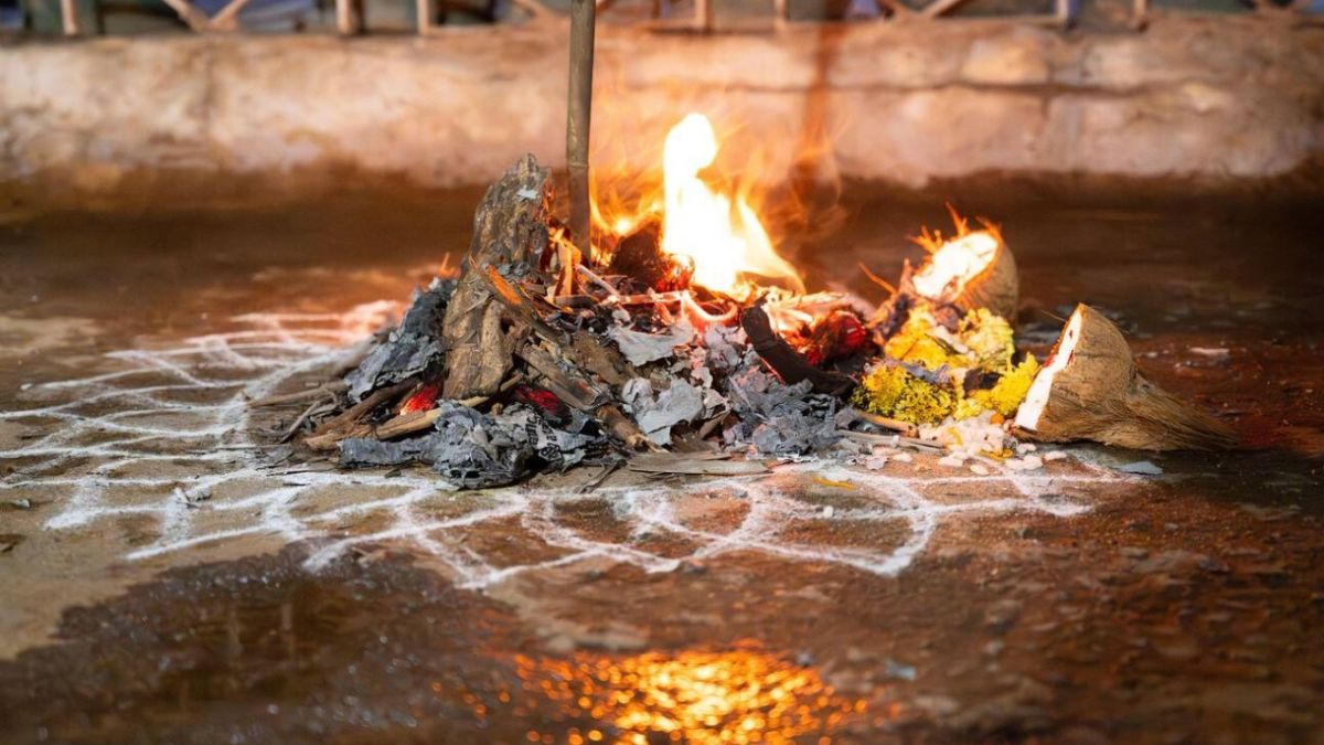 where we should keep holika dahan ash at home