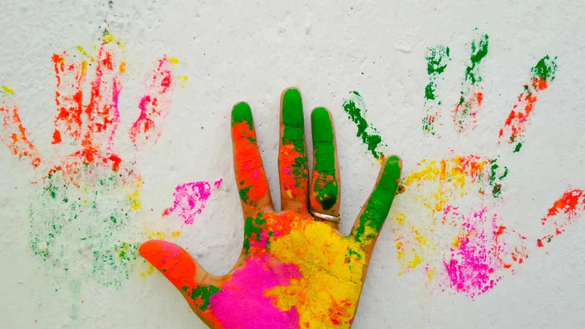 how to remove Holi color stains from walls