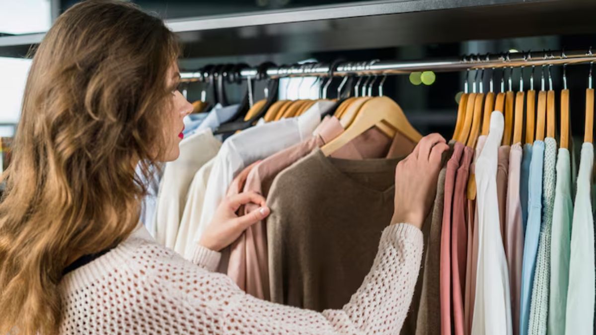 Wardrobe Hacks: कपड़ों के ढेर से भर गई है अलमारी? वॉर्डरोब मैनेज करने के ल‍िए अपनाएं ये आसान तरीके
