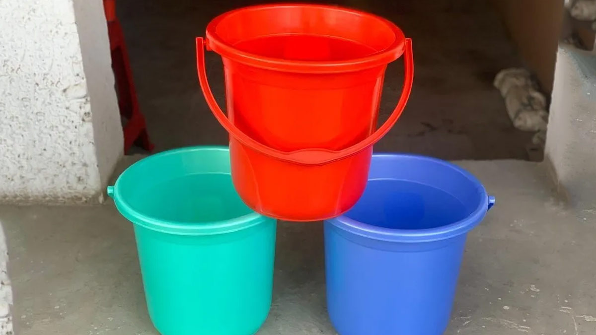 cleaning Holi dye from bathroom buckets