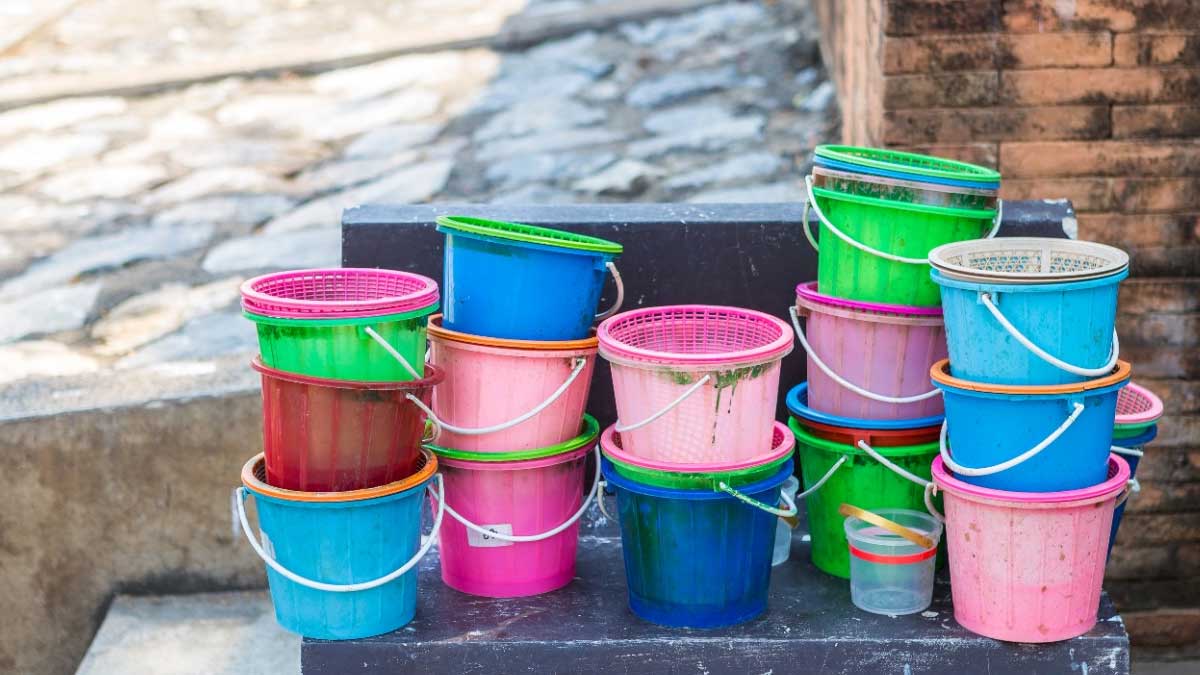 how to remove holi colour from bucket balti ko saf kaise kare