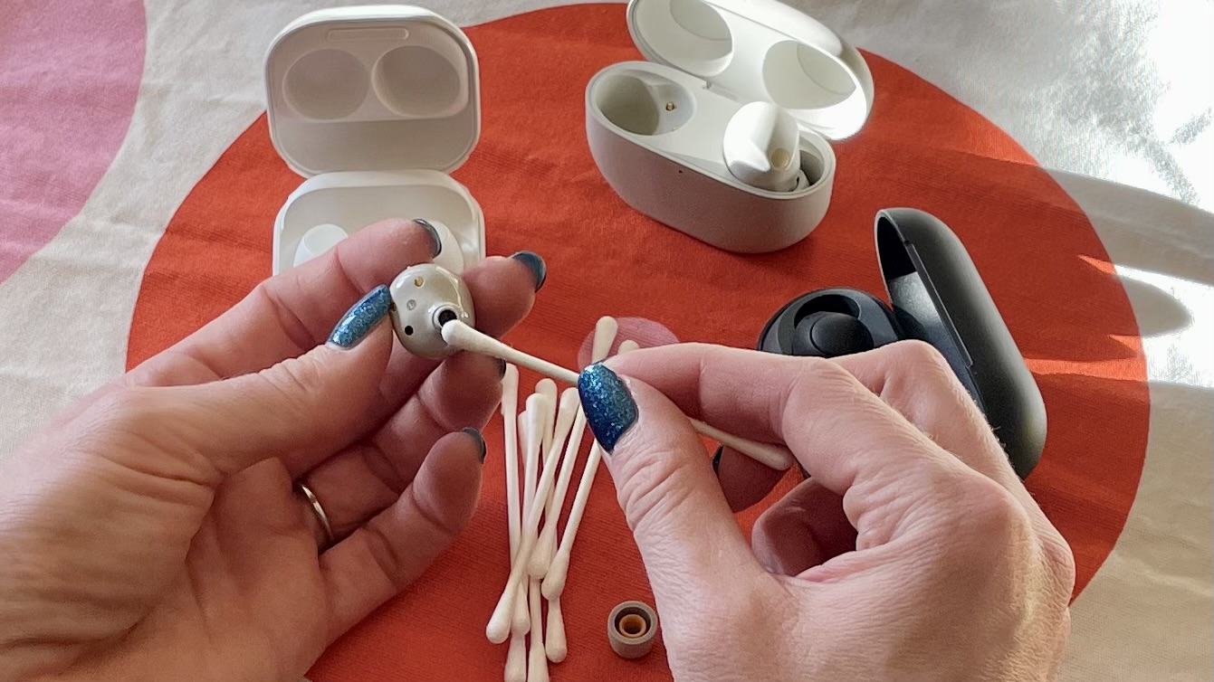Airpods cleaning tips