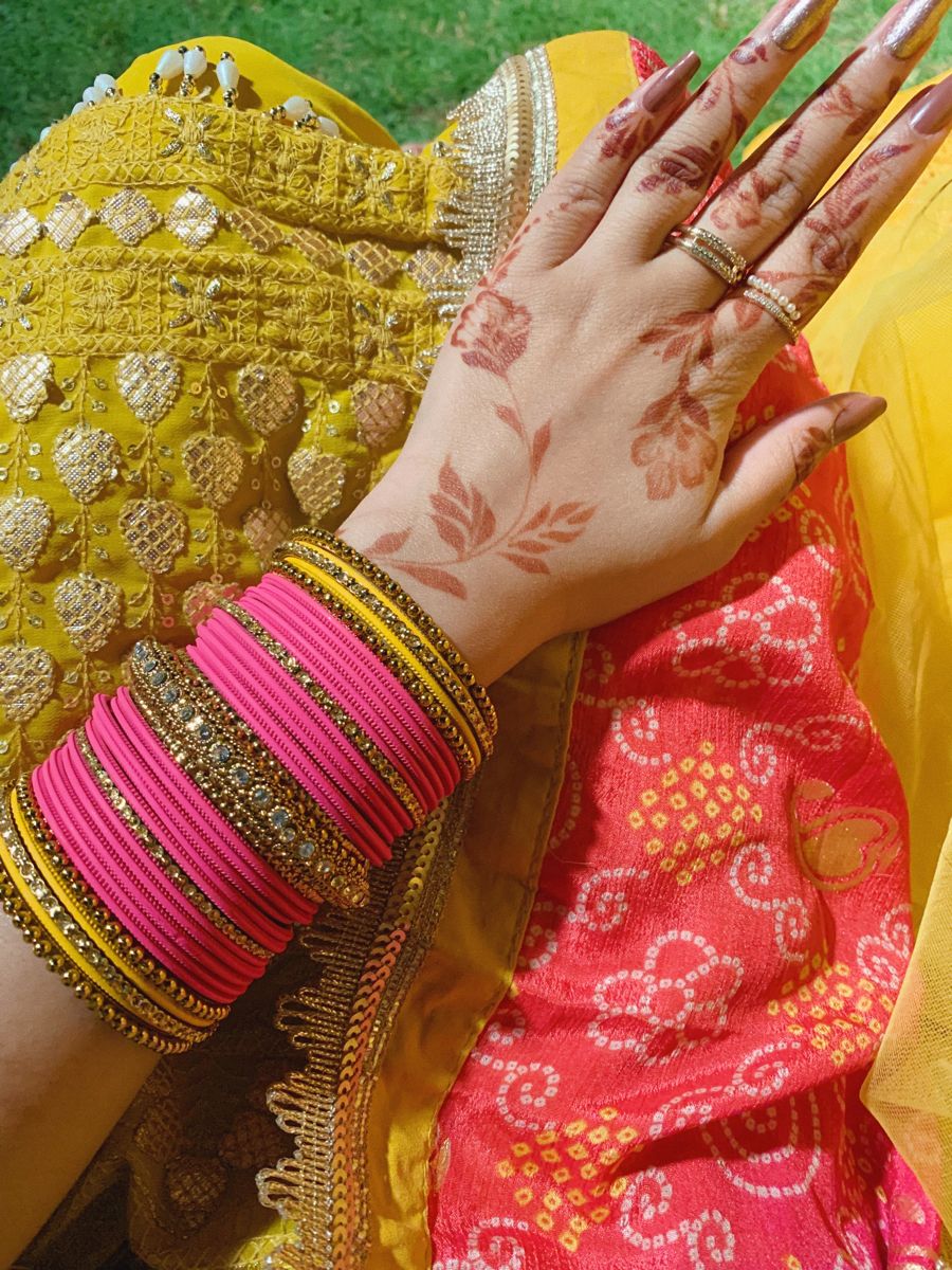 Choose bangles according to the color of your suit