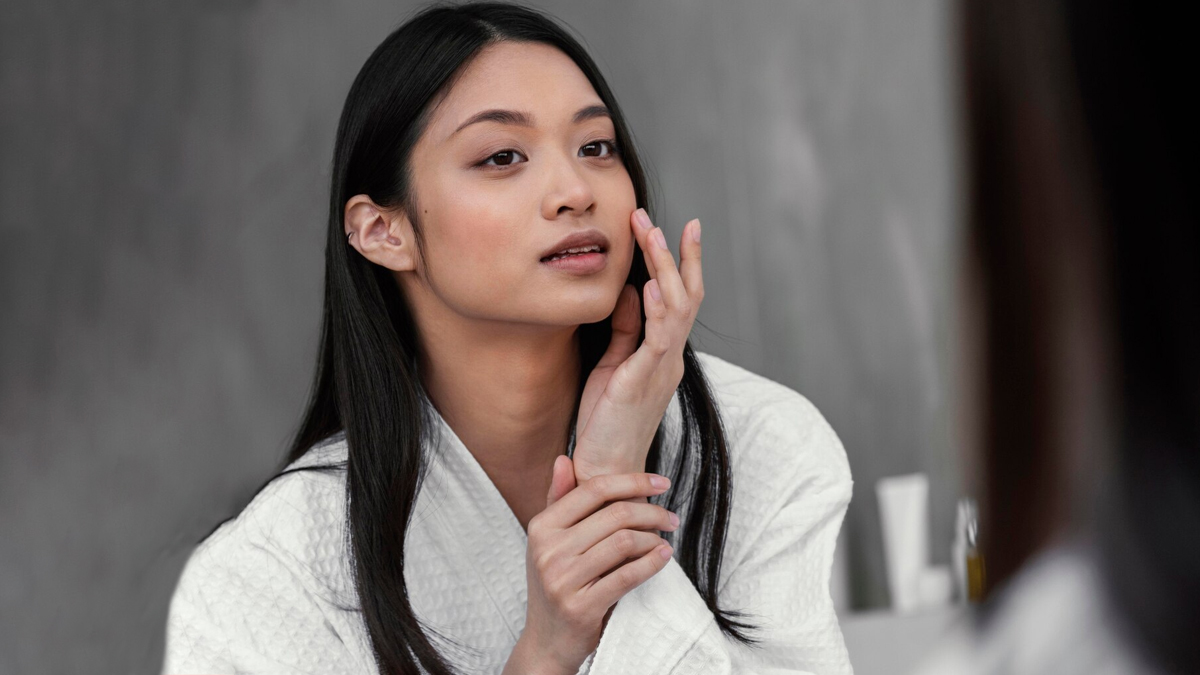 Korean Glass Skin Remedies: पार्लर जैसा निखार अब घर पर, 'कोरियाई ग्लास स्किन' पाने के लिए रात में आजमाएं ये एक घरेलू उपाय