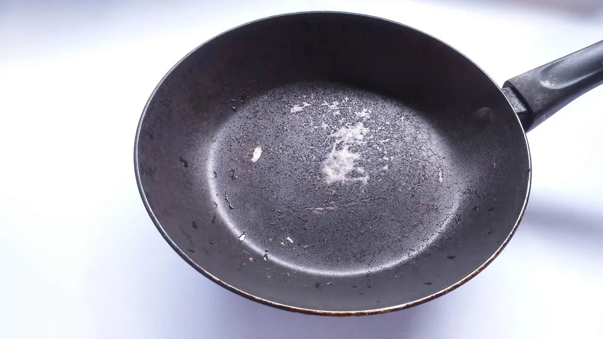 avoid these mistakes while cleaning non stick pans at home