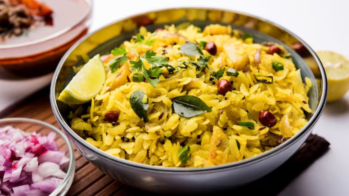 क्या आपका Poha भी बनाते समय चिपक जाता है? यहां जानें खिला-खिला पोहा बनाने का सीक्रेट तरीका