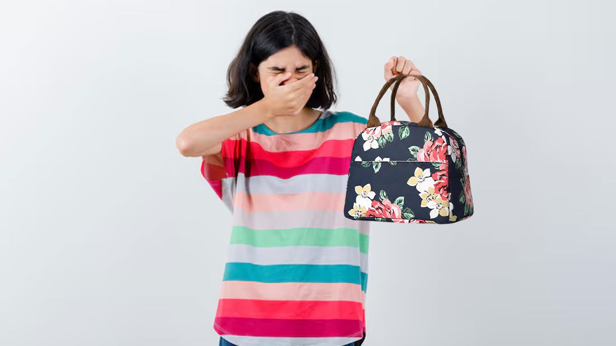 Lunch Bag में खाना रखकर गई हैं भूल,अब आ रही सड़ने की बदबू? 10 रुपये वाले इस Homemade Spray से कर सकती हैं दूर
