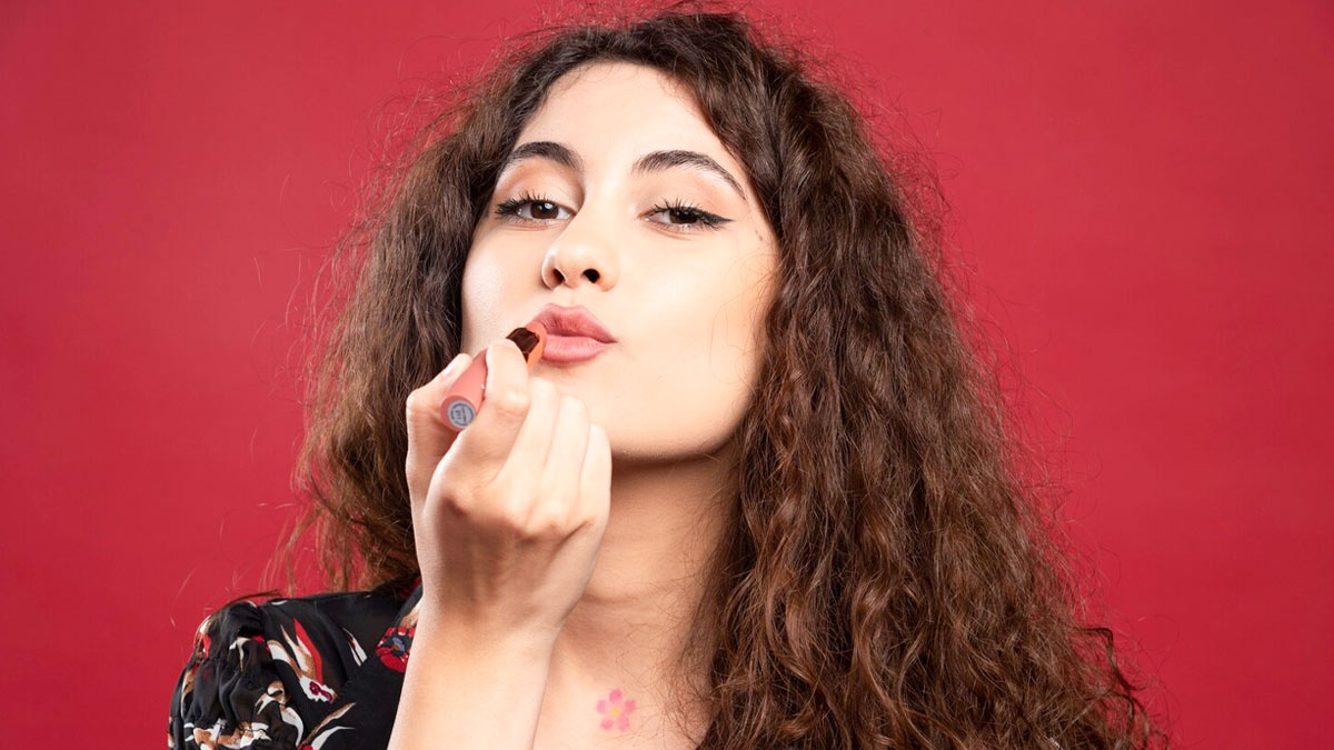 लिपस्टिक खरीदते समय न हों कन्फ्यूज, अपनी रंगत के अनुसार सही शेड पहचानने के आसान तरीके जानें