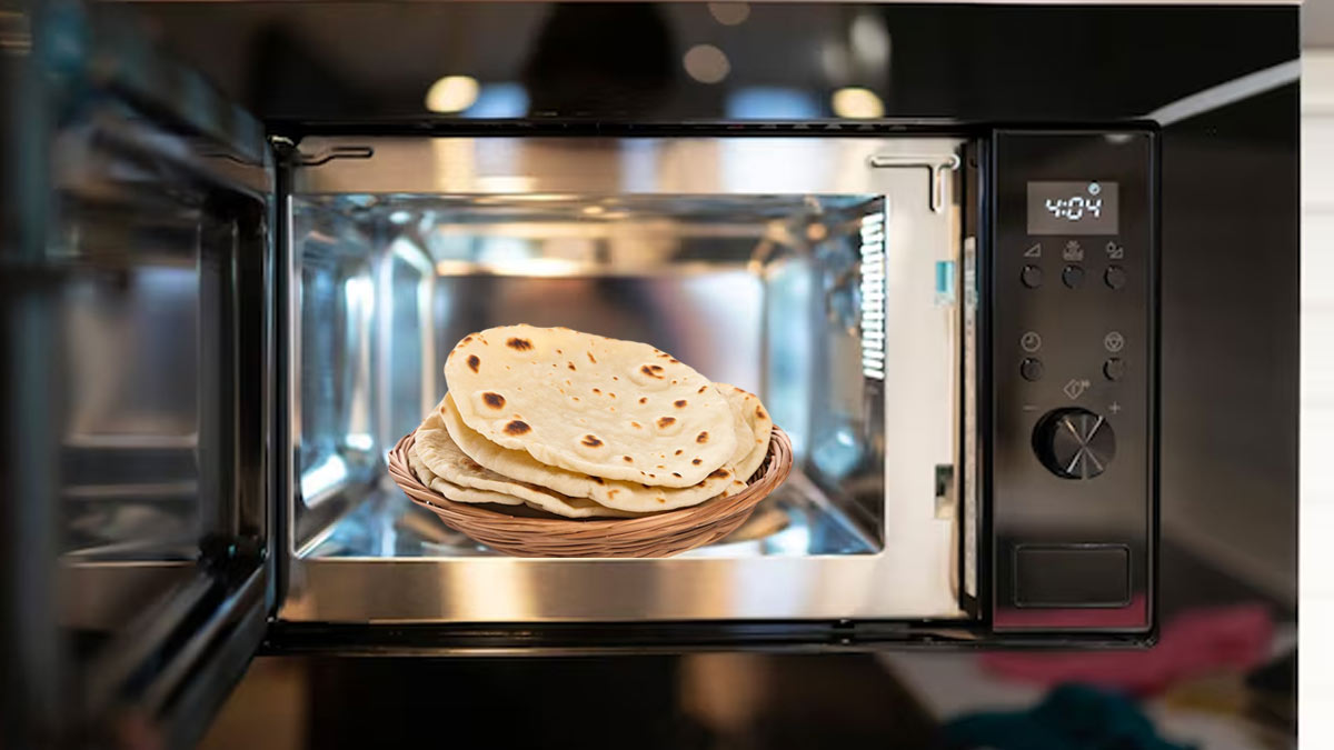 माइक्रोवेव में रोटी गर्म करते ही हो जाती है पापड़ जैसी सख्त? चपाती को रखने का सही और आसान तरीका जानें
