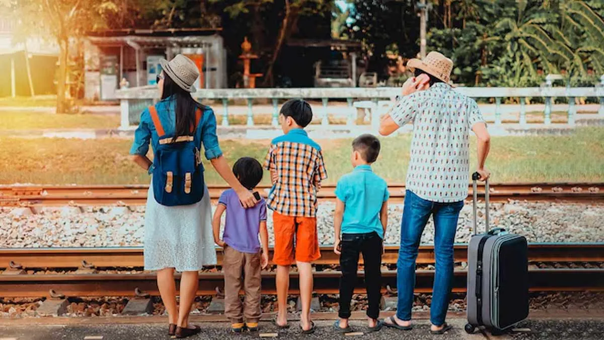 travel with children tips to keep kids busy on train