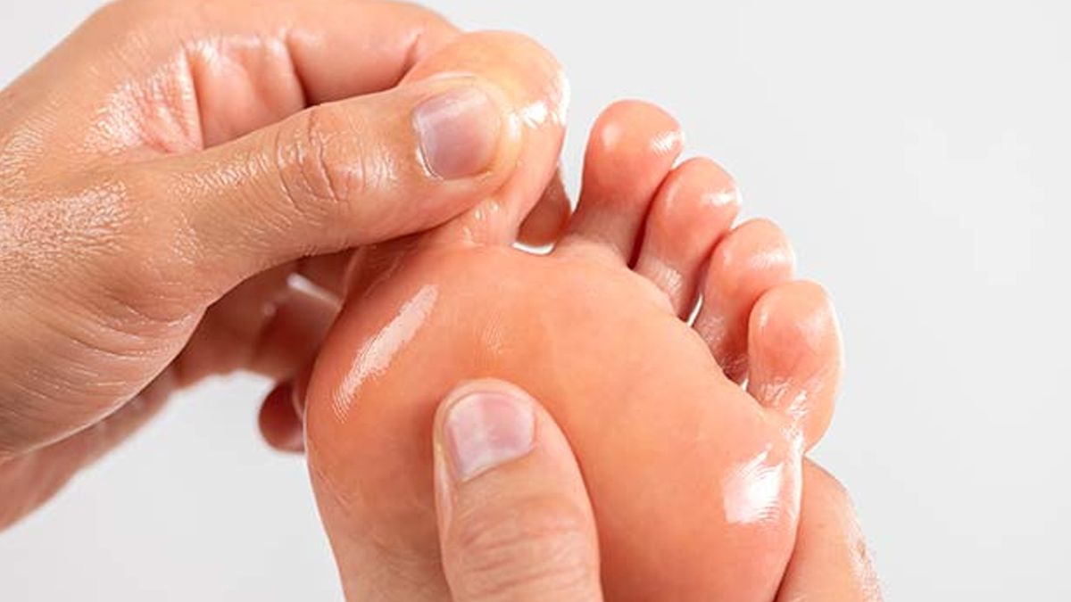 feet massage to control pee