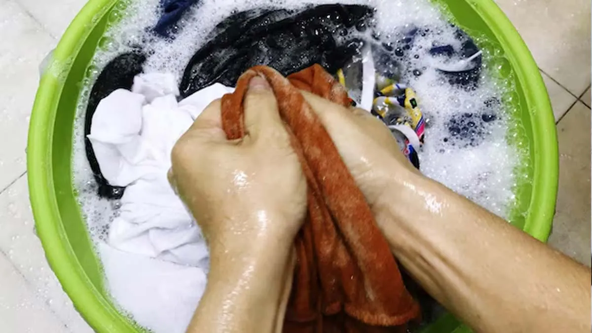 how to wash clothes with shampoo
