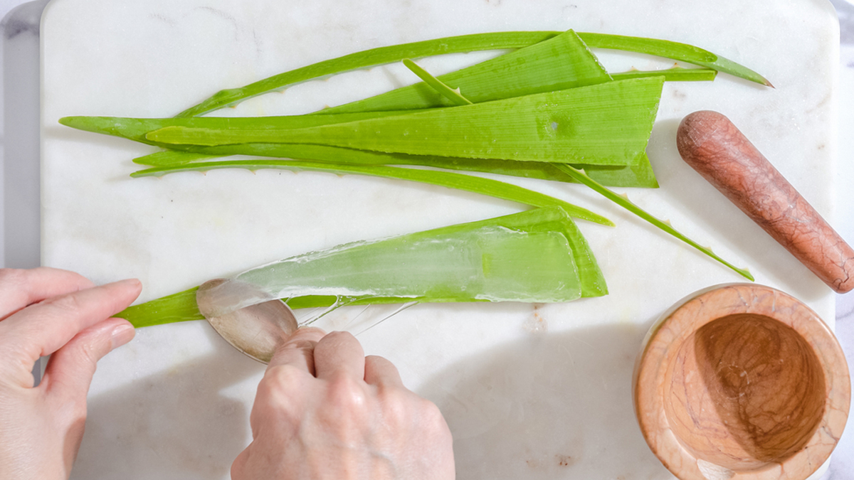 how to aloe vera for glowing skin