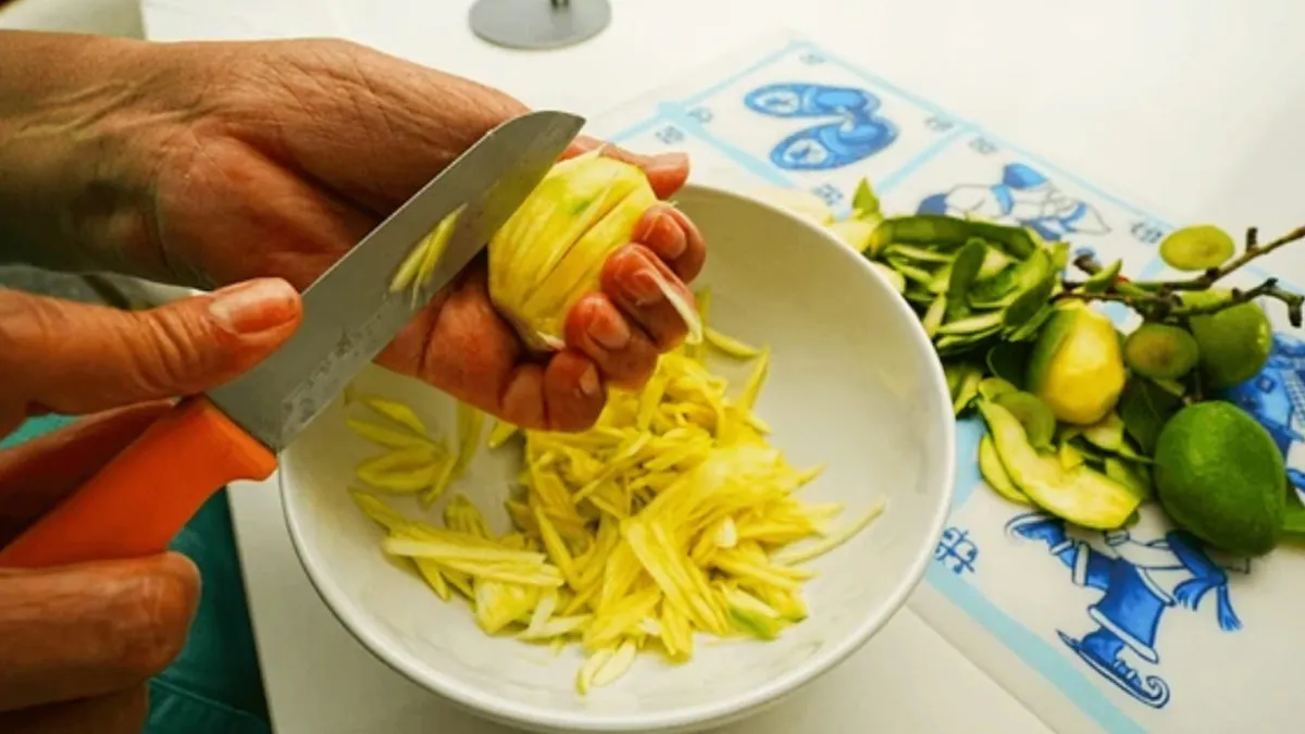 kaccha-aam-ke-fayde-nuksan-raw-mangoes-benefits-and-side-effects-1745482838545