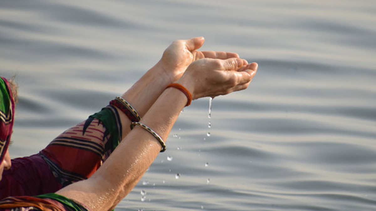 Akshaya Tritiya Remedies: अक्षय तृतीया के दिन करें गंगाजल के ये 5 उपाय, पूरे साल नहीं होगी धन की कमी