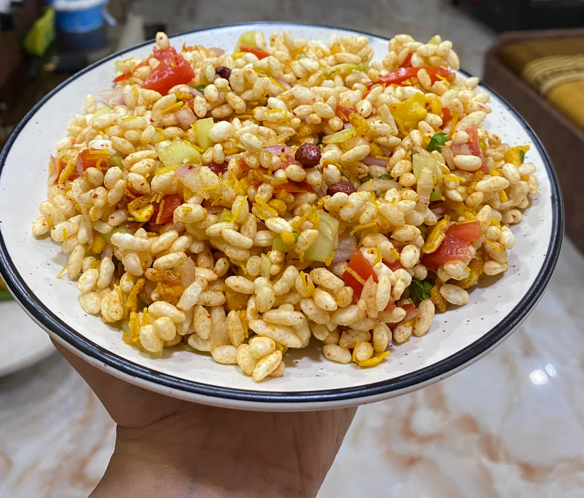 difference between jhalmuri and bhel puri