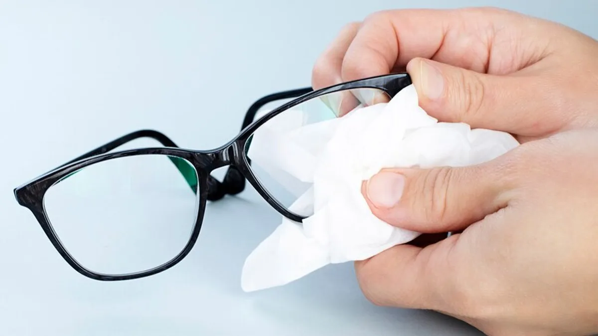 What are common mistakes cleaning eyeglasses
