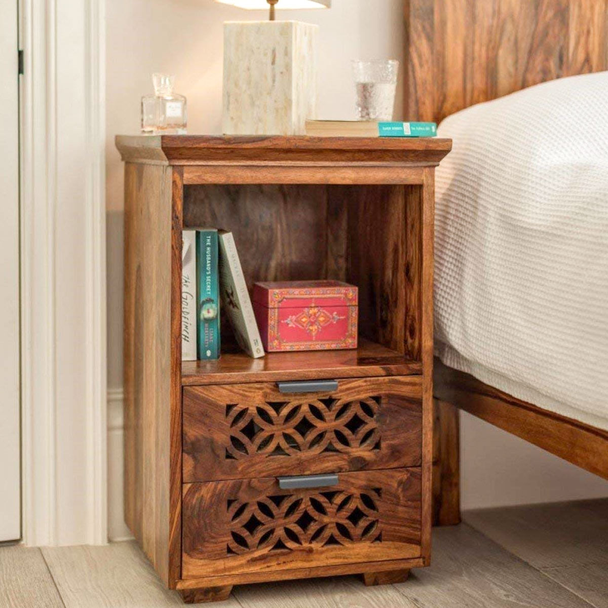 Bedside Table Designs: बेड के पास रखें ये ट्रेंडी टेबल, कमरे की ...