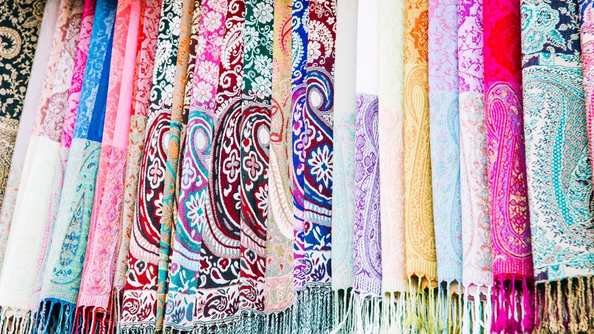 Best Scarf Market: धूप और टैनिंग से बचने के लिए खरीदने हैं ट्रेंडी स्कार्फ? ये है सबसे बेस्ट और सस्ता बाजार