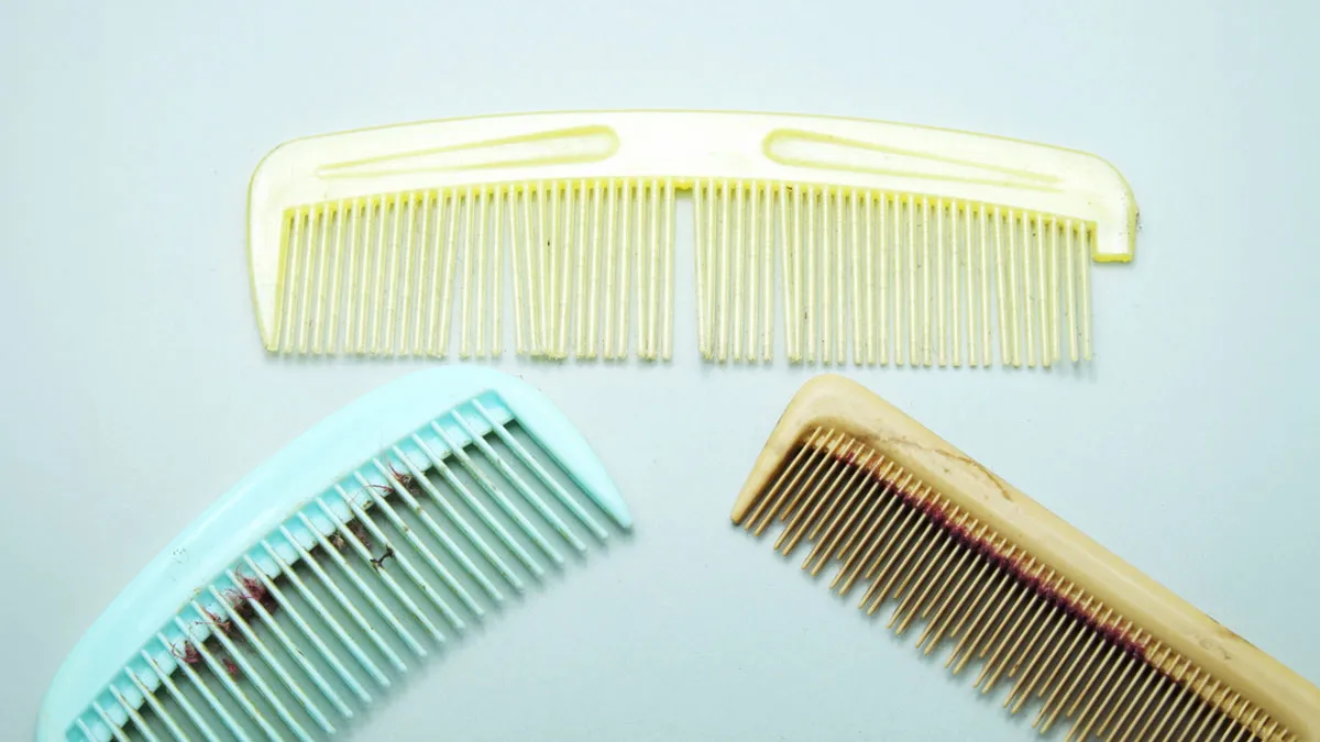 easy-and-cheap-way-to-clean-plastic-and-wooden-comb-1748441856485