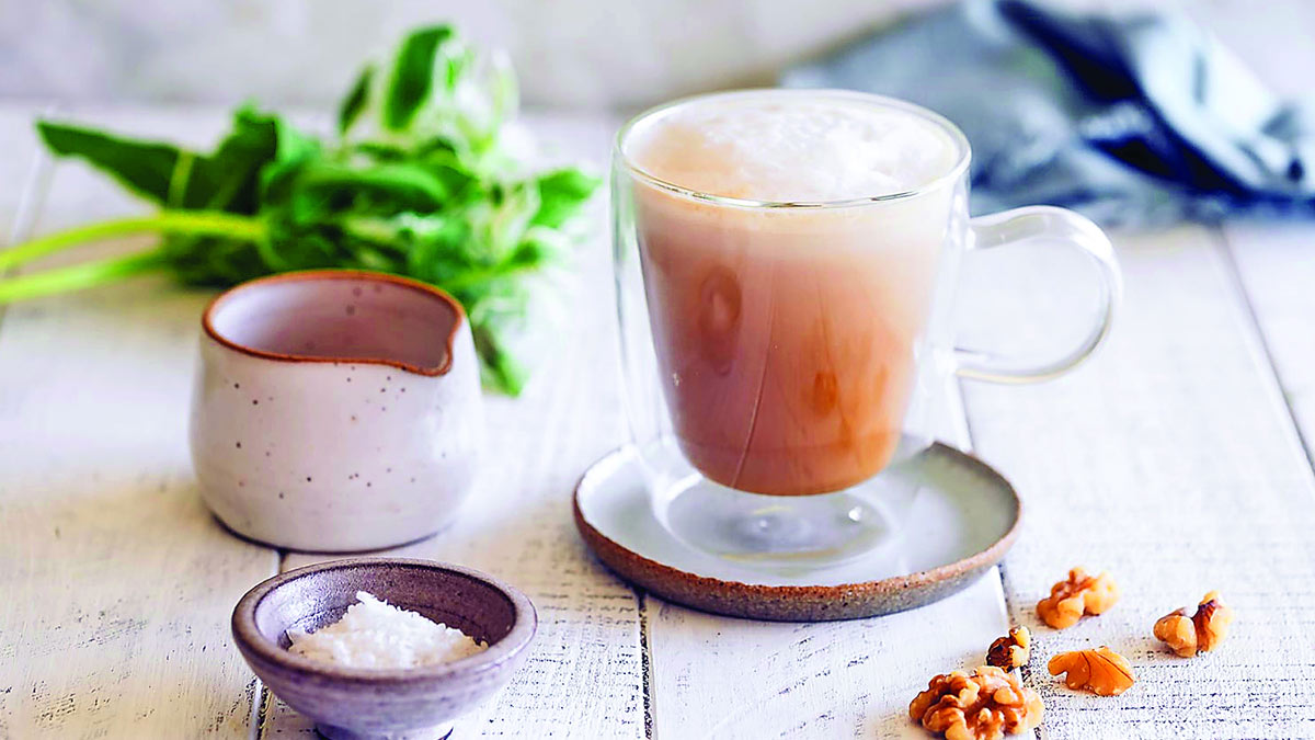Walnut Coffee: इन टिप्स से सिर्फ 5 मिनट में तैयार करें हेल्दी वॉलनट मिल्क कॉफी, हर घूंट में मिलेगा कैफे जैसा टेस्ट