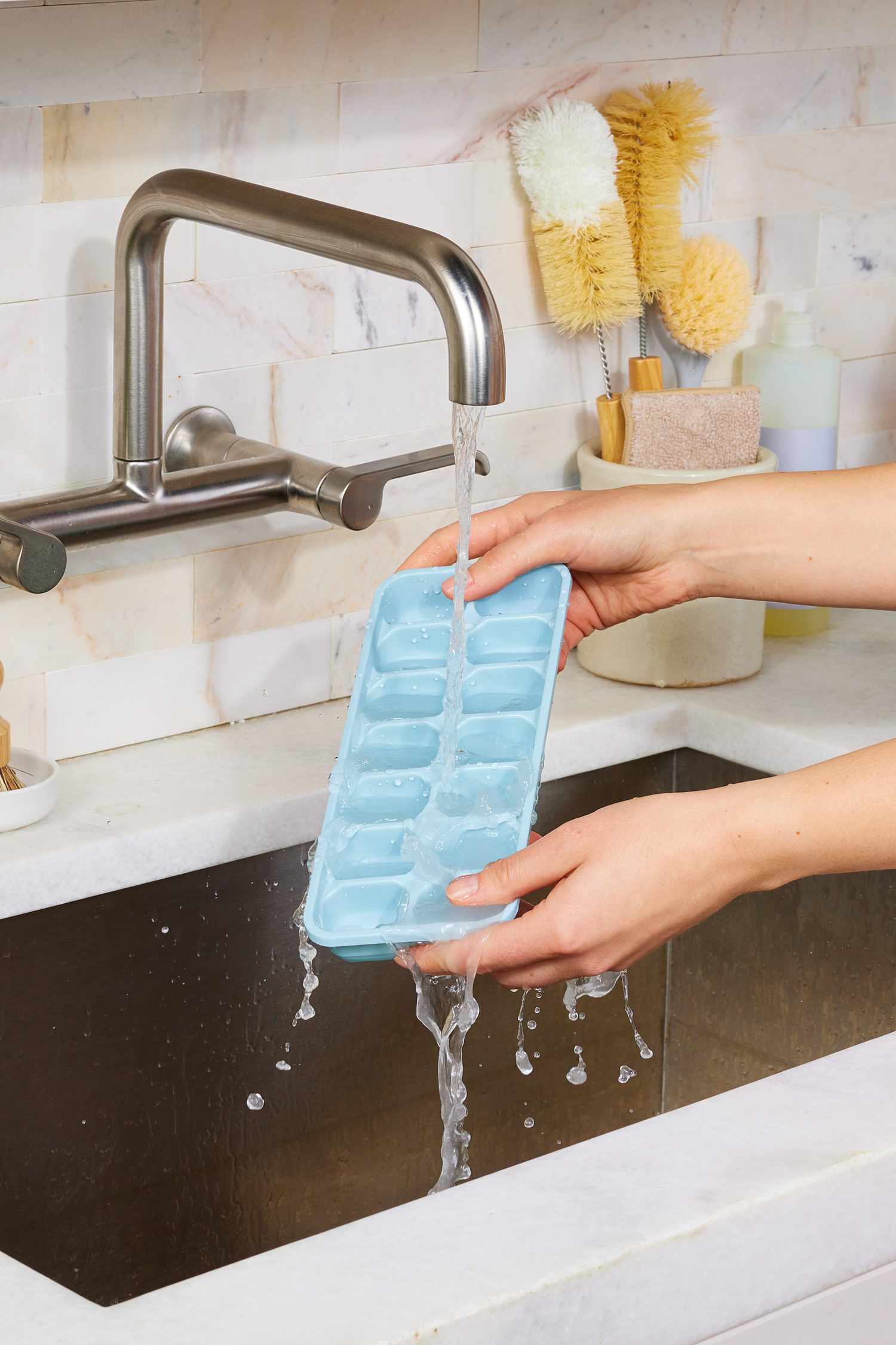 ice tray ke kinare par jami gandagi kaise saaf kare