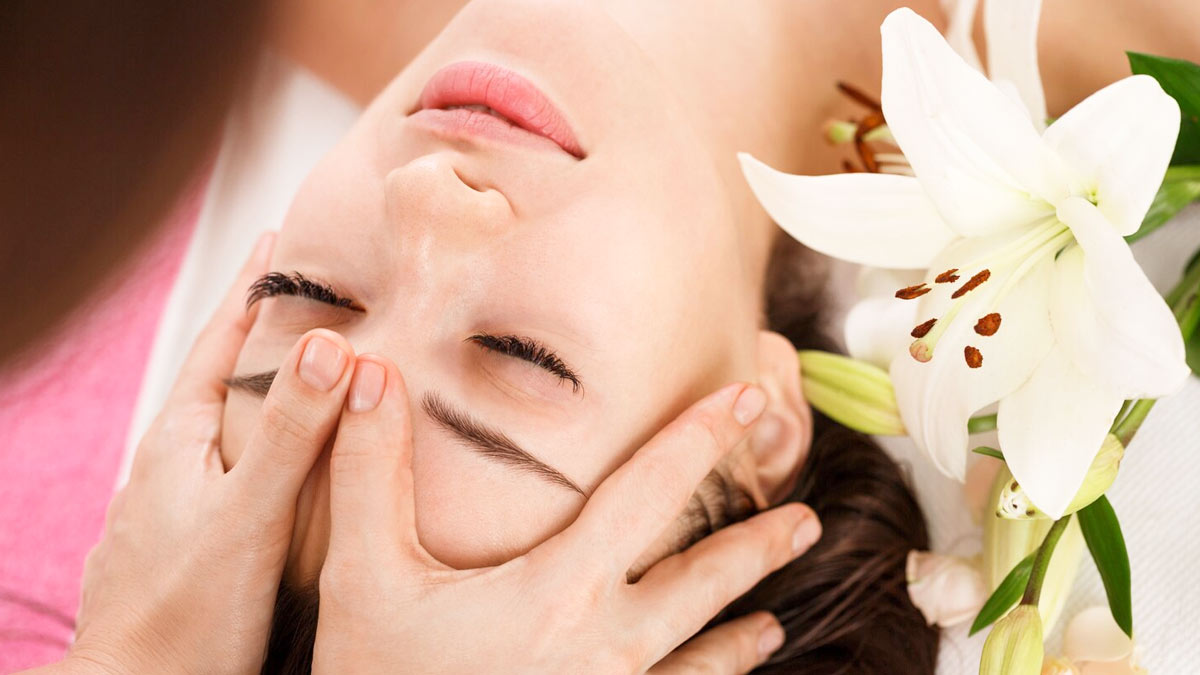 Face Massage in Summer: ढीली त्वचा और झुर्रियों को टाइट करने में मदद करेगा 5 मिनट का ये एक उपाय, जानें एक्सपर्ट की राय