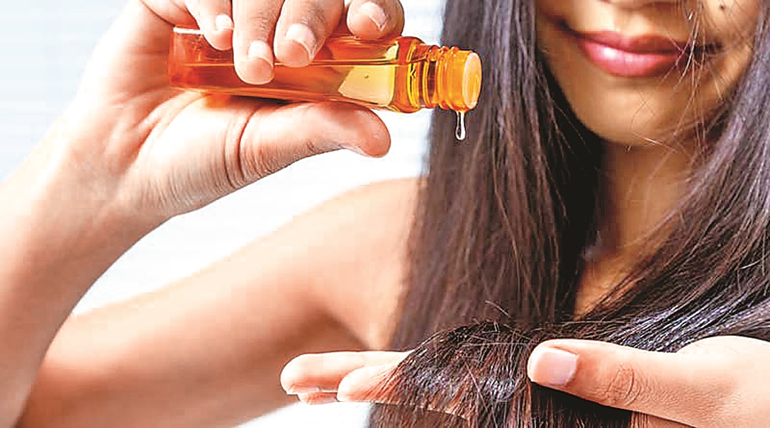 woman-oiling-hair