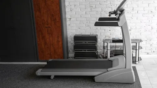 जिम में इस्तेमाल होने वाली Treadmill का इतिहास है कैदियों से जुड़ा, जानें कैसे हुआ इसका आविष्कार?