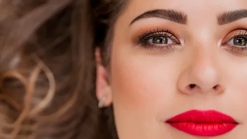 क्या आपकी Eyebrows भी हैं ज्यादा पतली? इन टिप्स से करें घनी और मोटी