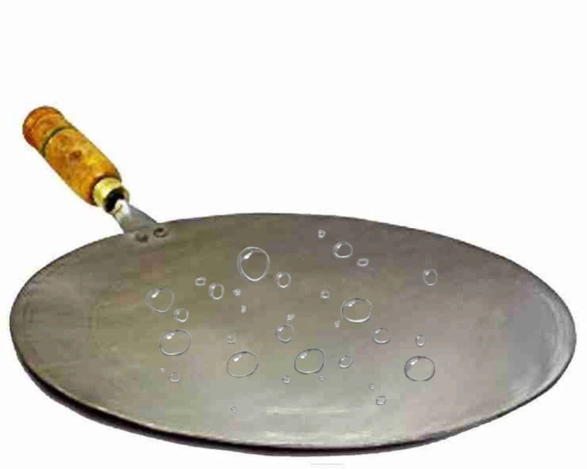pouring water on hot tawa cause